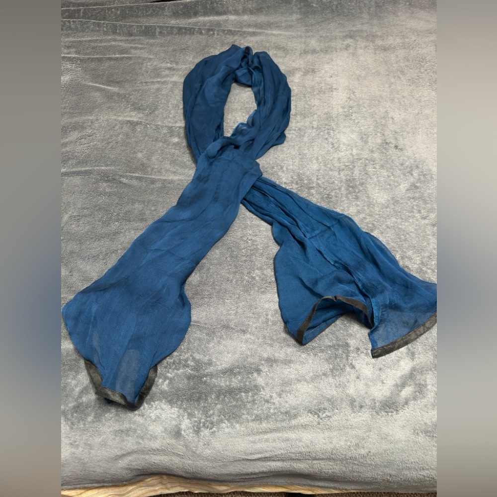 Woman’s long blue scarf - Picture 5 of 5